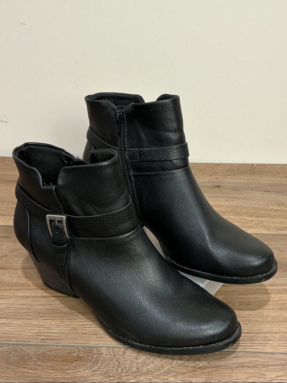 BareTraps Raelynn women’s Black Faux Leather Ankle Boots with Side Buckle, sz 10